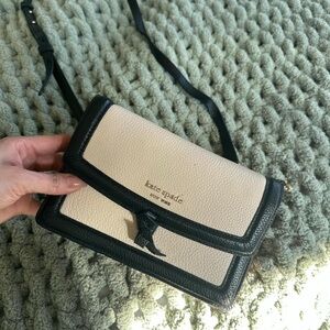 Like new Kate spade beige side body purse. No issues.